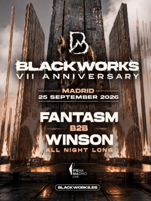 El flyer presenta una estética futurista e industrial con una paleta de negros, grises metálicos y tonos cobre. En el centro destaca una monumental estructura tecnológica rodeada de enormes monolitos y llamas que refuerzan una atmósfera épica y oscura. La tipografía blanca de gran formato resalta el nombre de Blackworks VII Anniversary, mientras que el nombre de Fantasm B2B Winson domina la parte central del cartel. El diseño transmite fuerza, potencia y una identidad visual perfectamente alineada con el universo del hard techno y los grandes eventos underground.