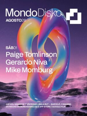 El cartel promocional de Mondo Disko Agosto 2026 muestra una gran escultura tridimensional con acabado iridiscente en tonos azul, violeta, rosa, naranja y amarillo situada sobre una superficie de agua rodeada de rocas oscuras. El fondo presenta un cielo nocturno en tonos púrpura con una ligera neblina rosada que envuelve el paisaje, reforzando la estética futurista de la campaña. En la parte superior aparecen el logotipo de Mondo Disko, la referencia a Agosto 2026 y el isotipo blanco de la marca. En el lateral izquierdo se indica la fecha sábado 1, seguida del line up compuesto por Paige Tomlinson, Gerardo Niva y Mike Momburg, utilizando una tipografía blanca de gran formato. En la parte inferior se mantiene la información permanente del ciclo de eventos, indicando que las sesiones se celebran en Sala BUT (Barceló 11, Madrid) y que las entradas pueden adquirirse a través de la web y la aplicación oficial de Mondo Disko. El diseño mantiene la identidad visual minimalista, limpia y contemporánea que caracteriza la temporada 2026 de Mondo Disko.