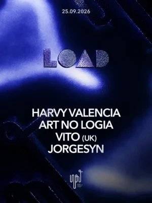 Cartel oficial de LOAD con un diseño minimalista en tonos azul oscuro y negro, protagonizado por formas abstractas con acabado metálico e iluminación fría. En la parte superior aparece la fecha 25.09.2026 junto al logotipo de LOAD. En el centro destacan los nombres de Harvy Valencia, Art No Logia, Vito (UK) y Jorgesyn en tipografía blanca sobre un fondo de estética futurista. En la parte inferior se muestra el logotipo de la marca organizadora, reforzando la identidad visual elegante y underground del evento.