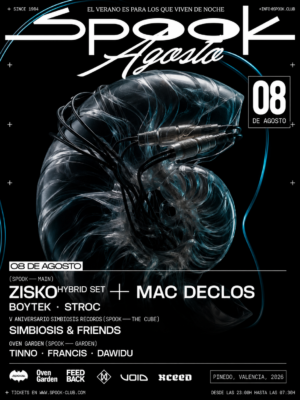 El flyer mantiene una estética futurista y biomecánica, con una figura orgánica y translúcida conectada mediante cables sobre un fondo negro. Predominan los tonos gris metálico, negro, blanco y azul eléctrico, generando una imagen tecnológica e industrial. La tipografía blanca de gran formato destaca la marca Spook Agosto, la fecha y el cartel artístico. El diseño transmite una atmósfera oscura, vanguardista y envolvente, muy representativa de la escena techno y la cultura de club underground.