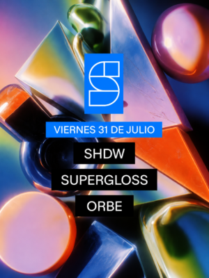 Cartel oficial de Studio Club con una estética futurista y colorida basada en formas geométricas tridimensionales de acabado brillante. La composición combina prismas, esferas y figuras abstractas en tonos azules, naranjas, verdes y violetas sobre un fondo luminoso. En la parte superior destaca el logotipo azul de Studio Club, seguido de una banda con la fecha viernes 31 de julio. En el centro del cartel aparecen los nombres de SHDW, Supergloss y Orbe sobre bloques negros con tipografía blanca, manteniendo un diseño limpio, moderno y minimalista centrado en el line-up del evento.