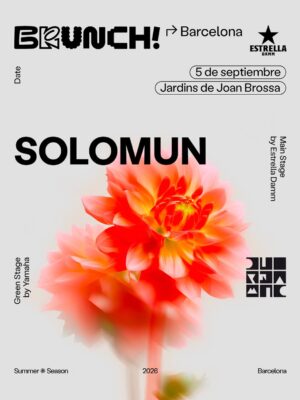 El flyer presenta un diseño minimalista con un fondo gris muy claro y una gran flor desenfocada en tonos rojo, naranja, coral y amarillo situada en el centro de la composición. La tipografía sans serif en color negro destaca el logotipo de Brunch! Barcelona, el patrocinador Estrella Damm y el nombre de Solomun, que ocupa la mayor parte del espacio visual. En la parte superior derecha aparecen la fecha 5 de septiembre y la ubicación Jardins de Joan Brossa, mientras que en los laterales se indican los escenarios Main Stage by Estrella Damm y Green Stage by Yamaha. En la parte inferior se muestran las referencias a la Summer Season, el año 2026 y la ciudad de Barcelona. El diseño transmite una identidad contemporánea, elegante y artística, característica de la imagen visual de Brunch Electronik y sus eventos de música electrónica al aire libre.