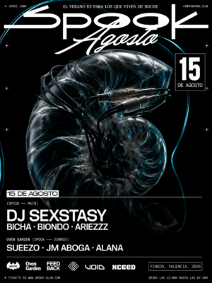 El flyer mantiene la identidad visual de la temporada Spook Agosto, con una figura biomecánica translúcida conectada mediante cables sobre un fondo negro. Predominan los tonos negro, gris metálico, blanco y azul eléctrico, aportando una estética futurista e industrial. La tipografía blanca de gran formato resalta la fecha y el cartel artístico, mientras que el diseño transmite una atmósfera oscura, tecnológica e inmersiva, muy representativa de la escena techno y la música electrónica underground.