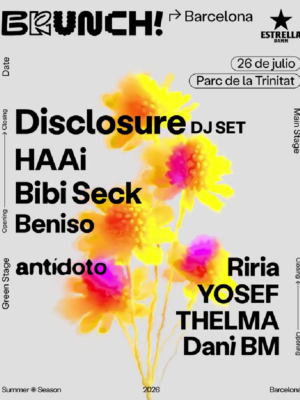 El flyer presenta un diseño minimalista con un fondo gris claro y una composición centrada en un ramo de flores desenfocadas en tonos amarillos, naranjas y magenta que aportan un aspecto artístico y contemporáneo. La tipografía sans serif en color negro destaca los nombres de Disclosure DJ Set, HAAi, Bibi Seck y Beniso en el Main Stage, mientras que Antídoto, Riria, YOSEF, THELMA y Dani BM aparecen distribuidos alrededor de la composición como parte de la Green Stage. En la parte superior se muestran el logotipo de Brunch Electronik Barcelona, el patrocinador Estrella Damm, la fecha 26 de julio y la ubicación Parc de la Trinitat. Los laterales incorporan referencias a los escenarios y al orden de apertura y cierre de la programación. En la parte inferior aparecen las menciones Summer Season 2026 y Barcelona, manteniendo una identidad visual limpia, elegante y moderna, característica de la imagen gráfica de Brunch Electronik y de los festivales de música electrónica al aire libre.