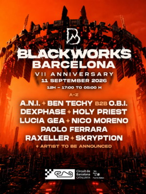 El flyer presenta una estética futurista e industrial dominada por tonos naranjas, rojos y negros. En la parte superior destaca una gigantesca estructura metálica circular iluminada con luces rojas que recuerda a un escenario de gran formato. El nombre Blackworks Barcelona VII Anniversary aparece en una tipografía blanca de gran tamaño sobre un paisaje urbano futurista. La composición transmite una sensación de potencia, tecnología y espectáculo, reforzando la identidad visual del hard techno y los grandes festivales de música electrónica.