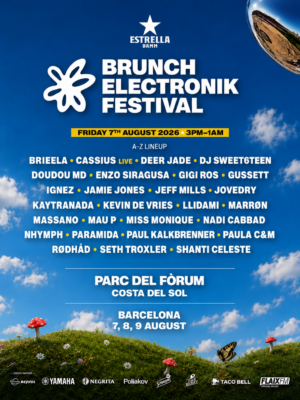 Flyer promocional de Brunch Electronik Festival con un diseño colorido en tonos azules y verdes. El cartel muestra el logo del festival, la fecha 7 de agosto de 2026, el lineup completo de artistas y la ubicación en el Parc del Fòrum de Barcelona. La tipografía es moderna y de gran tamaño sobre un fondo con cielo, nubes y colinas verdes, transmitiendo un ambiente fresco, veraniego y al aire libre.