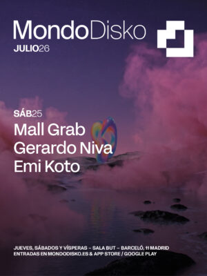El cartel promocional de Mondo Disko Julio 2026 presenta un paisaje nocturno dominado por tonos púrpura y rosados, donde una densa niebla cubre una superficie de agua rodeada de rocas oscuras. En el horizonte destaca una escultura tridimensional con acabado iridiscente en colores azul, rosa, amarillo y violeta, que emerge entre la bruma y actúa como elemento central de la identidad visual de la temporada. En la parte superior aparecen el logotipo de Mondo Disko, la referencia a Julio 2026 y el isotipo blanco de la marca. En el lateral izquierdo se indica la fecha sábado 25, seguida del line up formado por Mall Grab, Gerardo Niva y Emi Koto, utilizando una tipografía blanca de gran formato. En la parte inferior se mantiene la información permanente del ciclo de eventos, indicando que las sesiones se celebran en Sala BUT (Barceló 11, Madrid) y que las entradas están disponibles a través de la web y la aplicación oficial de Mondo Disko. El diseño mantiene la estética minimalista y futurista característica de la identidad gráfica de Mondo Disko 2026.
