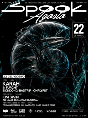 El flyer mantiene la identidad gráfica de la temporada Spook Agosto, protagonizada por una figura biomecánica translúcida con apariencia orgánica, rodeada de cables y detalles tecnológicos sobre un fondo negro. Se incorporan efectos de humo azul turquesa que aportan profundidad y dinamismo a la composición. La tipografía blanca de gran formato destaca la fecha y el cartel artístico, mientras que la estética futurista, industrial y minimalista transmite una atmósfera inmersiva vinculada a la escena techno y la música electrónica underground.