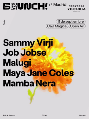 El flyer presenta un diseño minimalista con fondo gris claro y una gran flor de color naranja y amarillo situada en el centro, utilizada como elemento visual principal. Sobre la imagen aparecen en tipografía sans serif negra de gran tamaño los artistas Sammy Virji, Job Jobse, Malugi, Maya Jane Coles y Mamba Nera. En la parte superior se muestran los logotipos de Brunch! Madrid y Cervezas Victoria, junto con la fecha 11 de septiembre y la ubicación Caja Mágica (Open Air). En la parte inferior figuran las referencias a la Fall Season 2026 y la ciudad de Madrid. El conjunto transmite una estética moderna, limpia y contemporánea, característica de la identidad visual de Brunch!, orientada a festivales y eventos de música electrónica al aire libre.