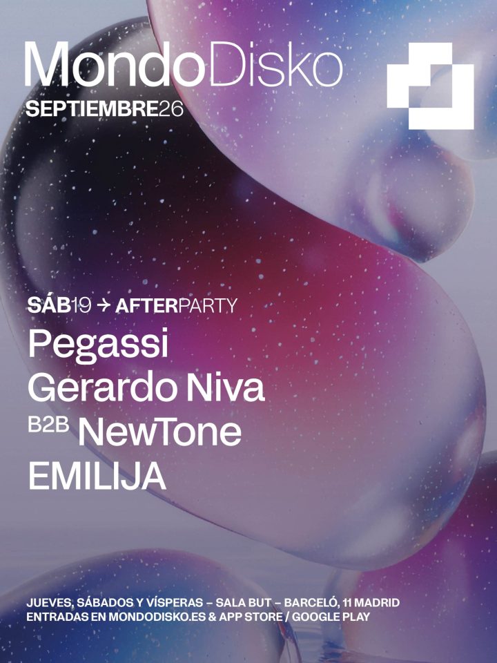 El cartel promocional de la Afterparty de Mondo Disko presenta una composición de grandes formas tridimensionales con acabado brillante e iridiscente en tonos rosa, violeta, azul y blanco sobre un fondo claro con pequeñas partículas luminosas. En la parte superior aparece el logotipo de Mondo Disko junto a la referencia a septiembre de 2026. En el centro del cartel se anuncia la Afterparty del sábado 19 de septiembre, con un line up formado por Pegassi, un B2B entre Gerardo Niva y NewTone, y EMILIJA. En la parte inferior se indica que el evento se celebra en Sala BUT (Madrid) y que las entradas están disponibles a través de la web y la aplicación oficial de Mondo Disko. El diseño mantiene la identidad visual de Mondo Disko mediante elementos 3D de aspecto orgánico, colores iridiscentes, tipografía blanca de gran formato y una estética futurista y minimalista.